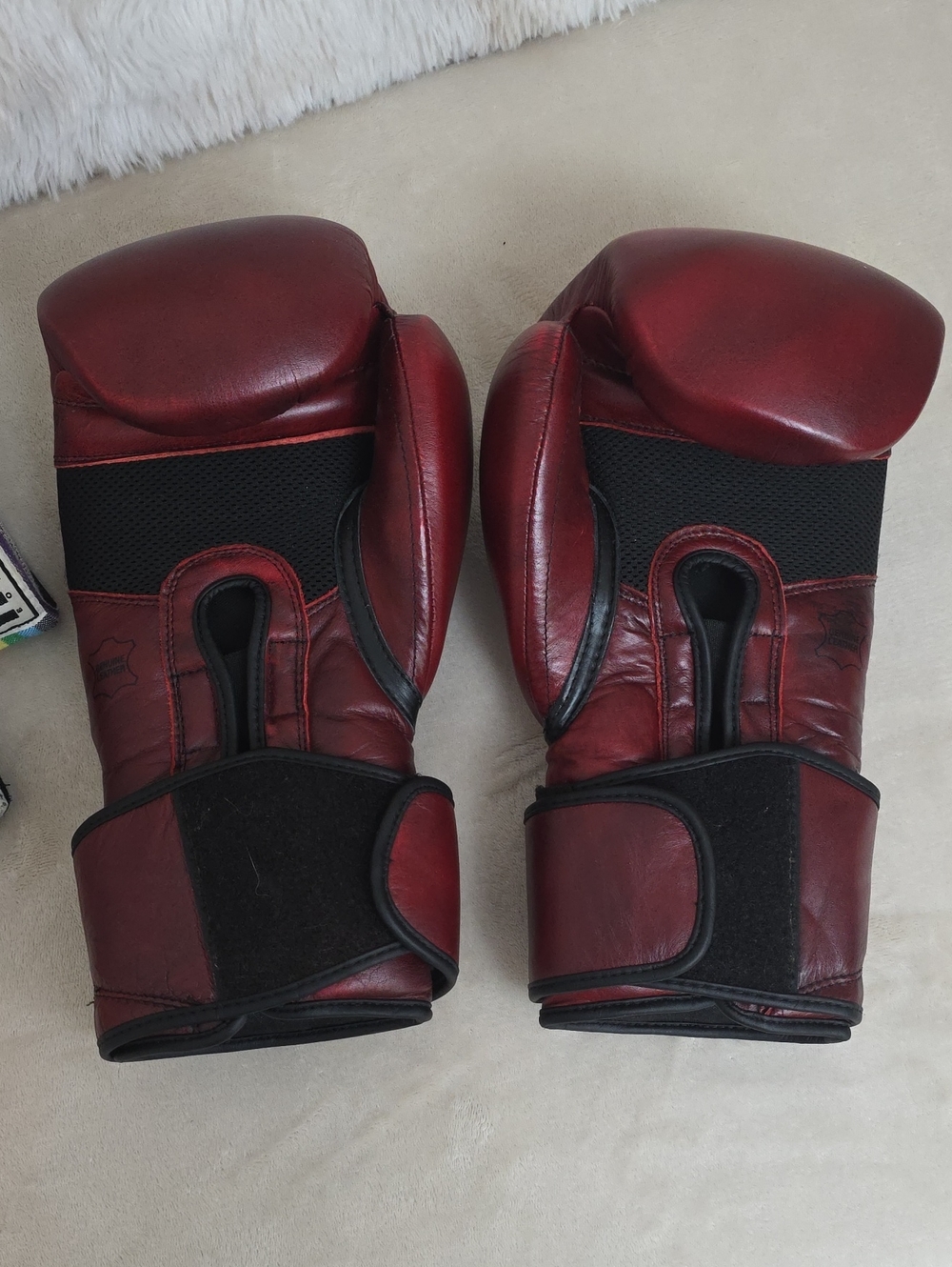 18 oz Title Boxing Leather Gloves + 26 Hand Wraps Lot MMA Boxing Training Bundle - Picture 3 of 13